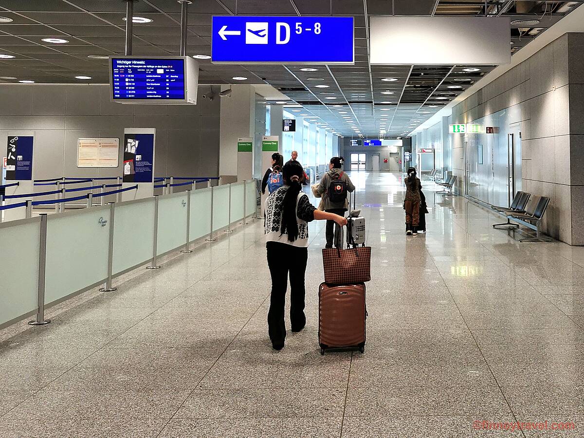 Mga palatandaan sa Paliparang Frankfurt na nagtuturo sa Gates D papunta sa Plaza Premium Lounge.