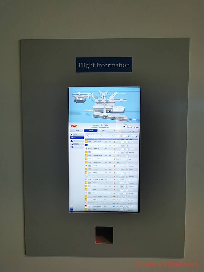 Monitor ng impormasyon sa flight sa Plaza Premium Lounge, Paliparang Frankfurt.