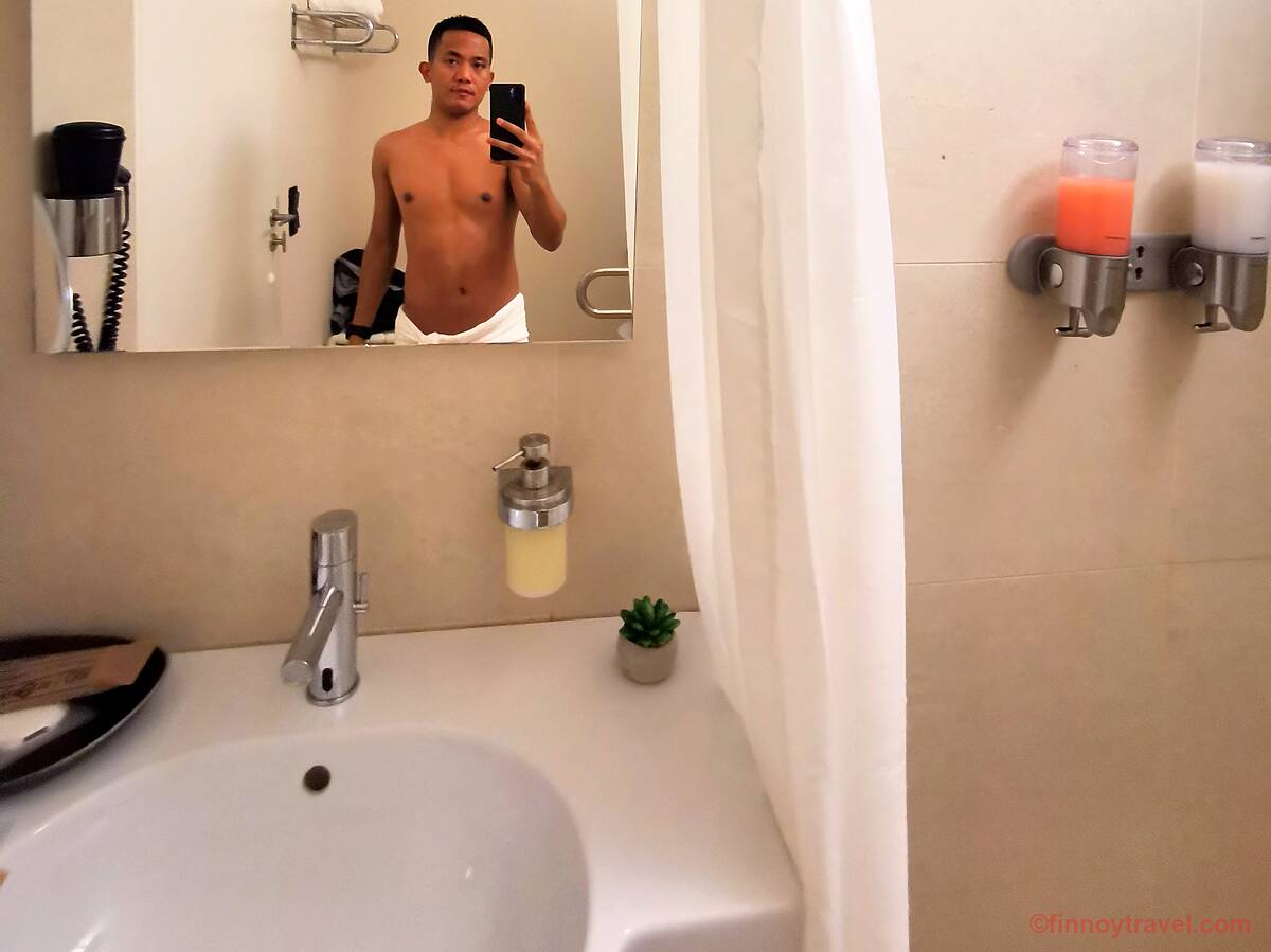 Larawan ng isa sa mga shower room sa Plaza Premium Lounge, Paliparang Frankfurt.