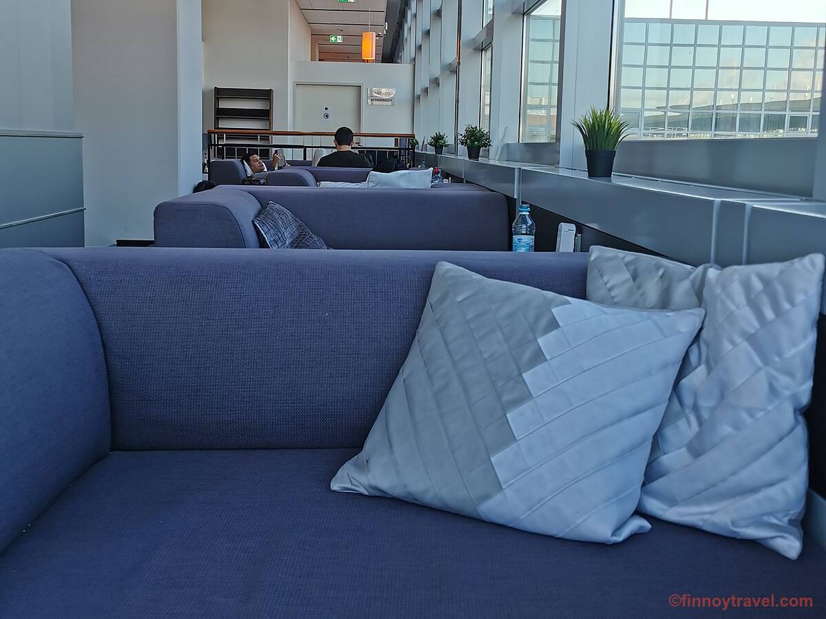 Mga komportableng sofa sa Plaza Premium Lounge.