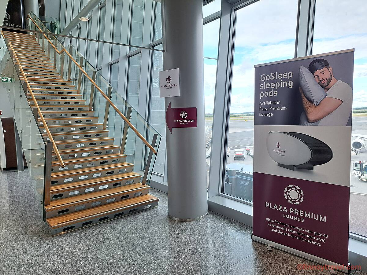 Pasukan papunta sa Plaza Premium Lounge