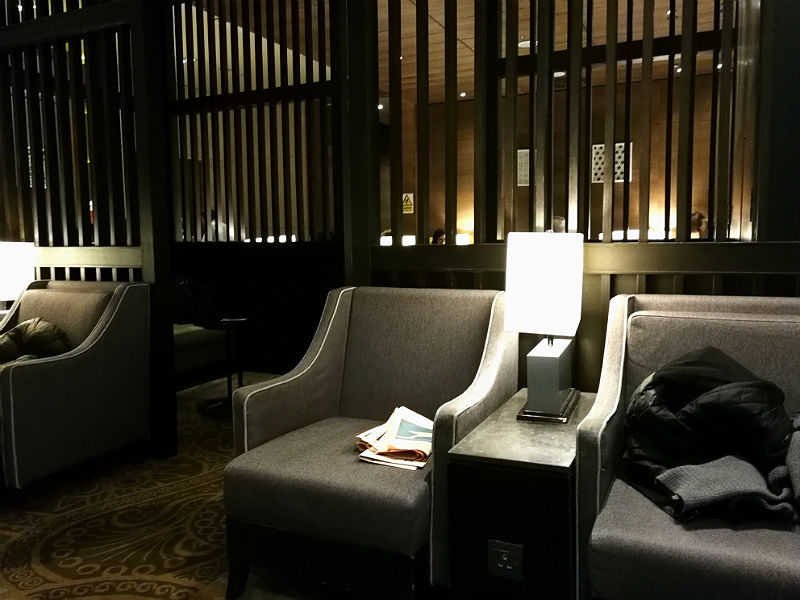 Komportableng upuan sa Plaza Premium Lounge sa London Heathrow Airport