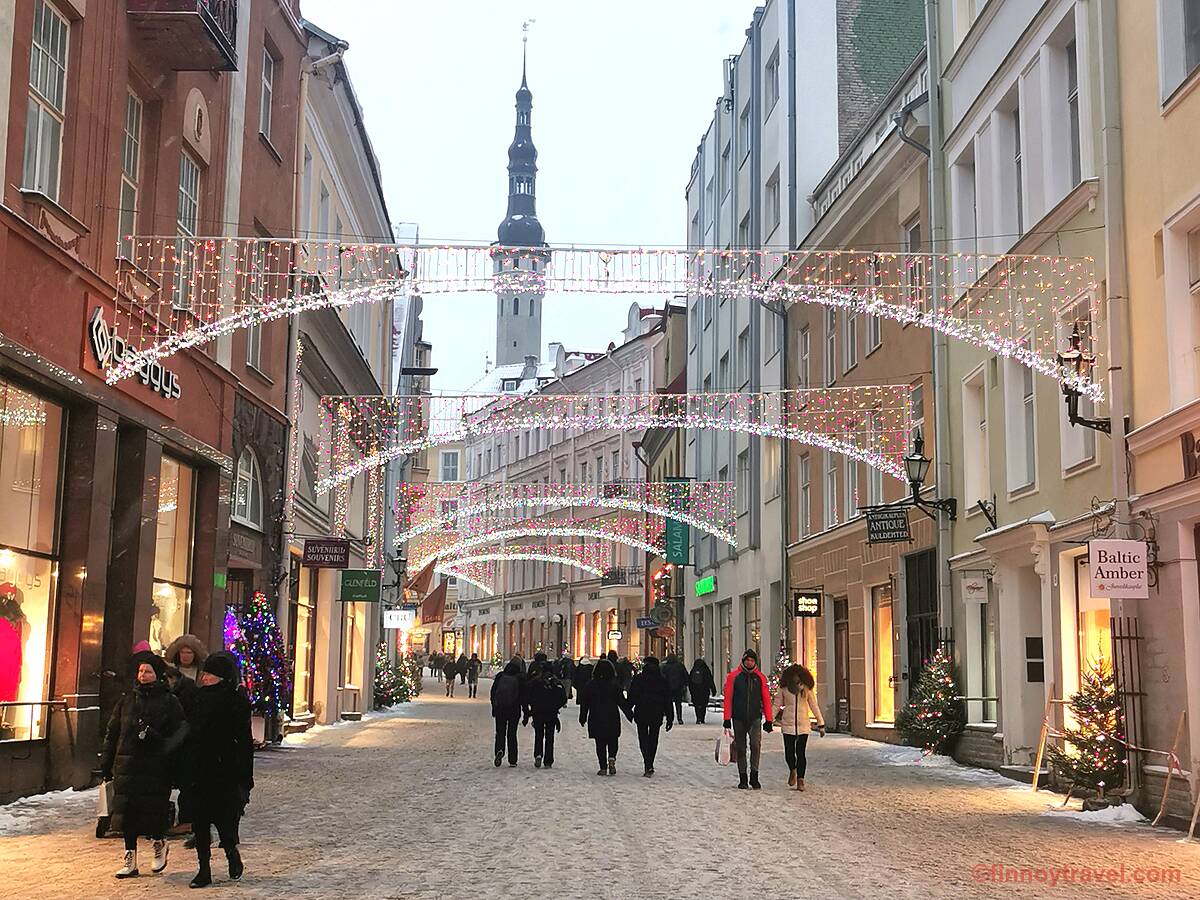 Kalsada sa Lumang Bayan ng Tallinn na may mga palamuting Pasko