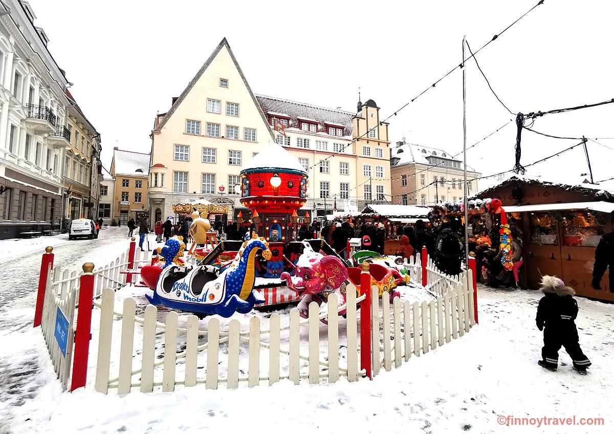 Isang karusel sa Pamilihang Pasko sa Lumang Bayan ng Tallinn