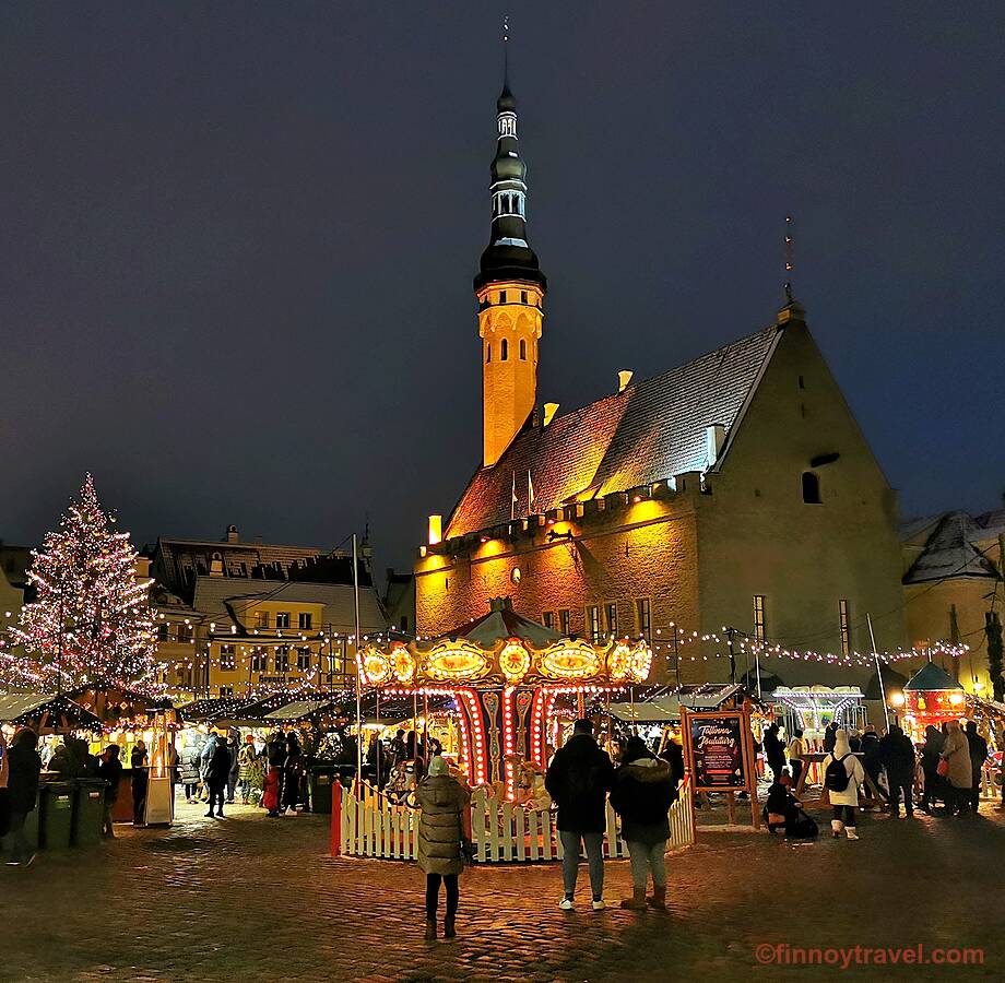 Pamilihang Pasko sa Lumang Bayan ng Tallinn sa gabi