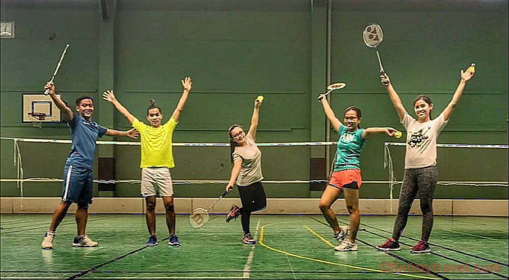 Mga Pilipinong imigrante sa Finlandiya na naglalaro ng badminton