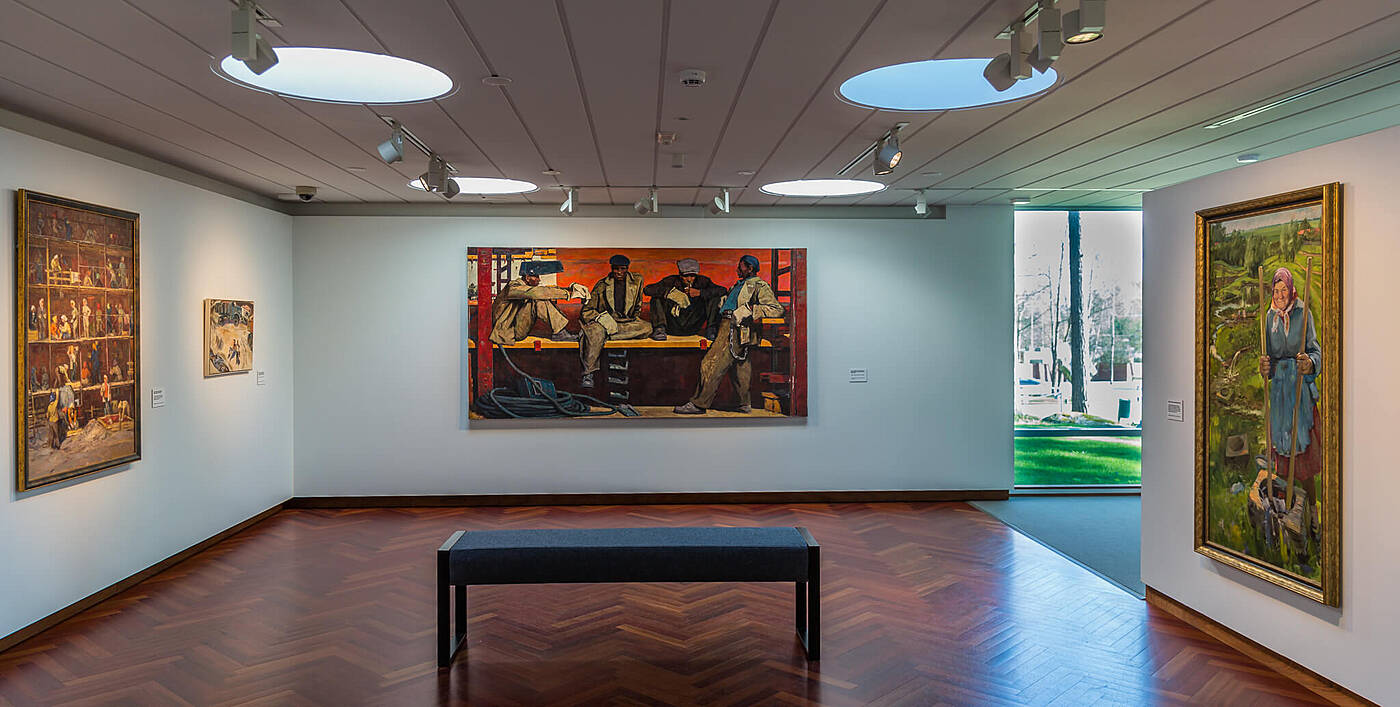 Galeriya sa Didrichsen Art Museum sa Helsinki na may mga skylight, sahig na kahoy, at modernong pagkakabitin ng mga likhang-sining.