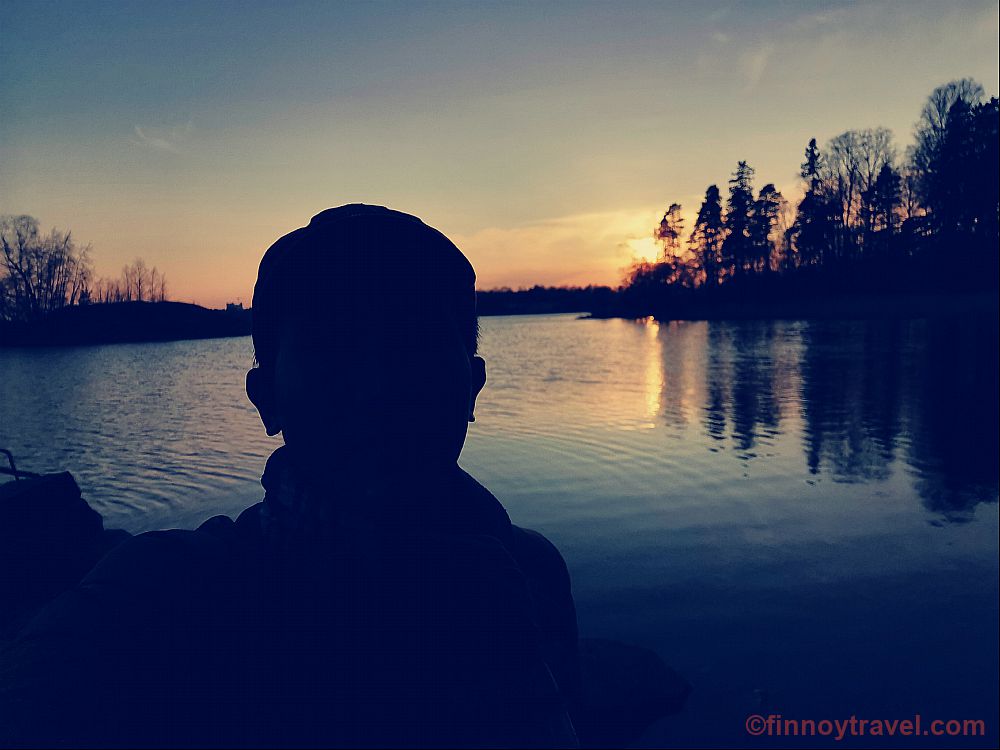 Larawang kuha sa gabi sa lawa