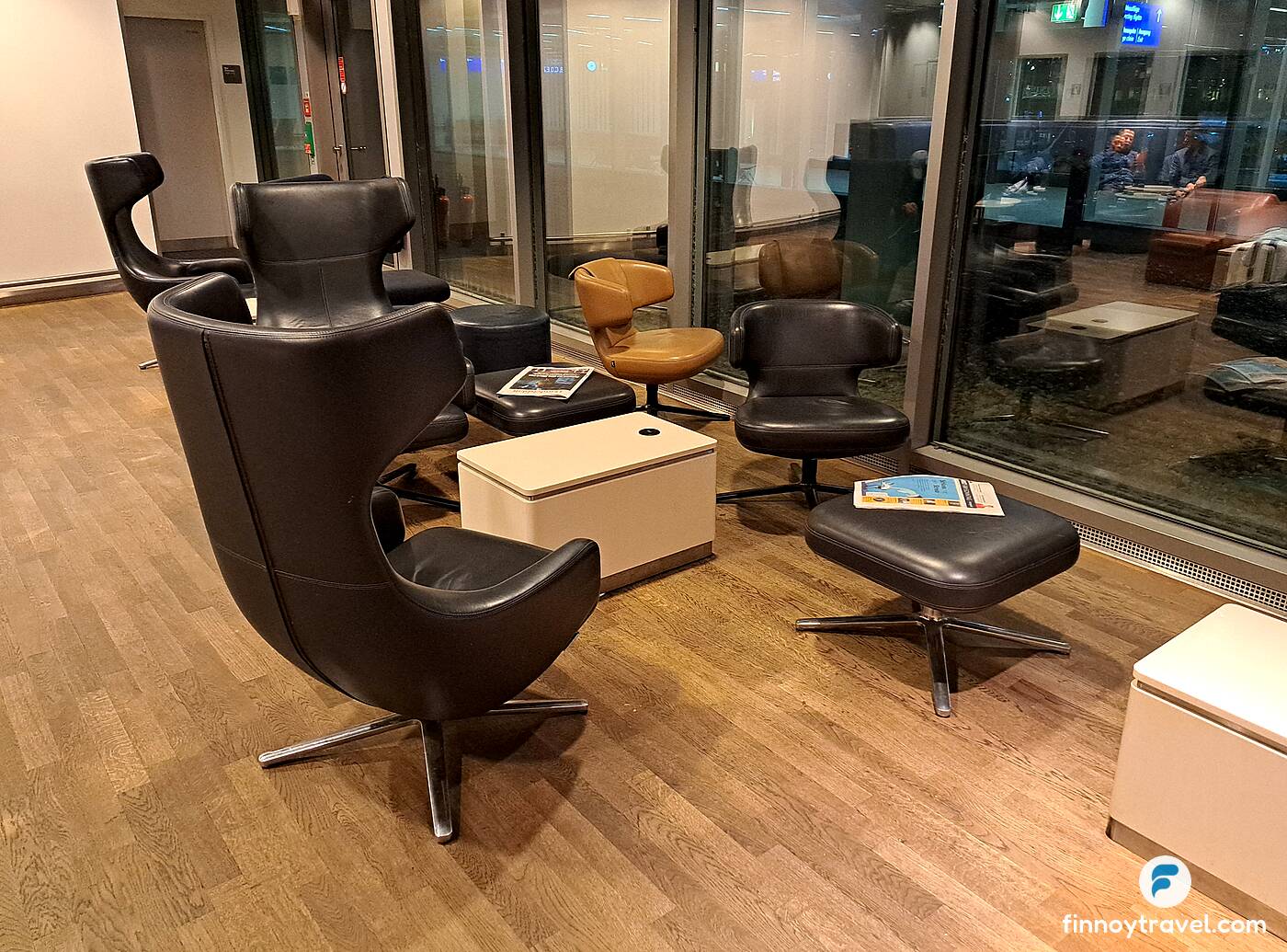 Malambot na upuan at bintana