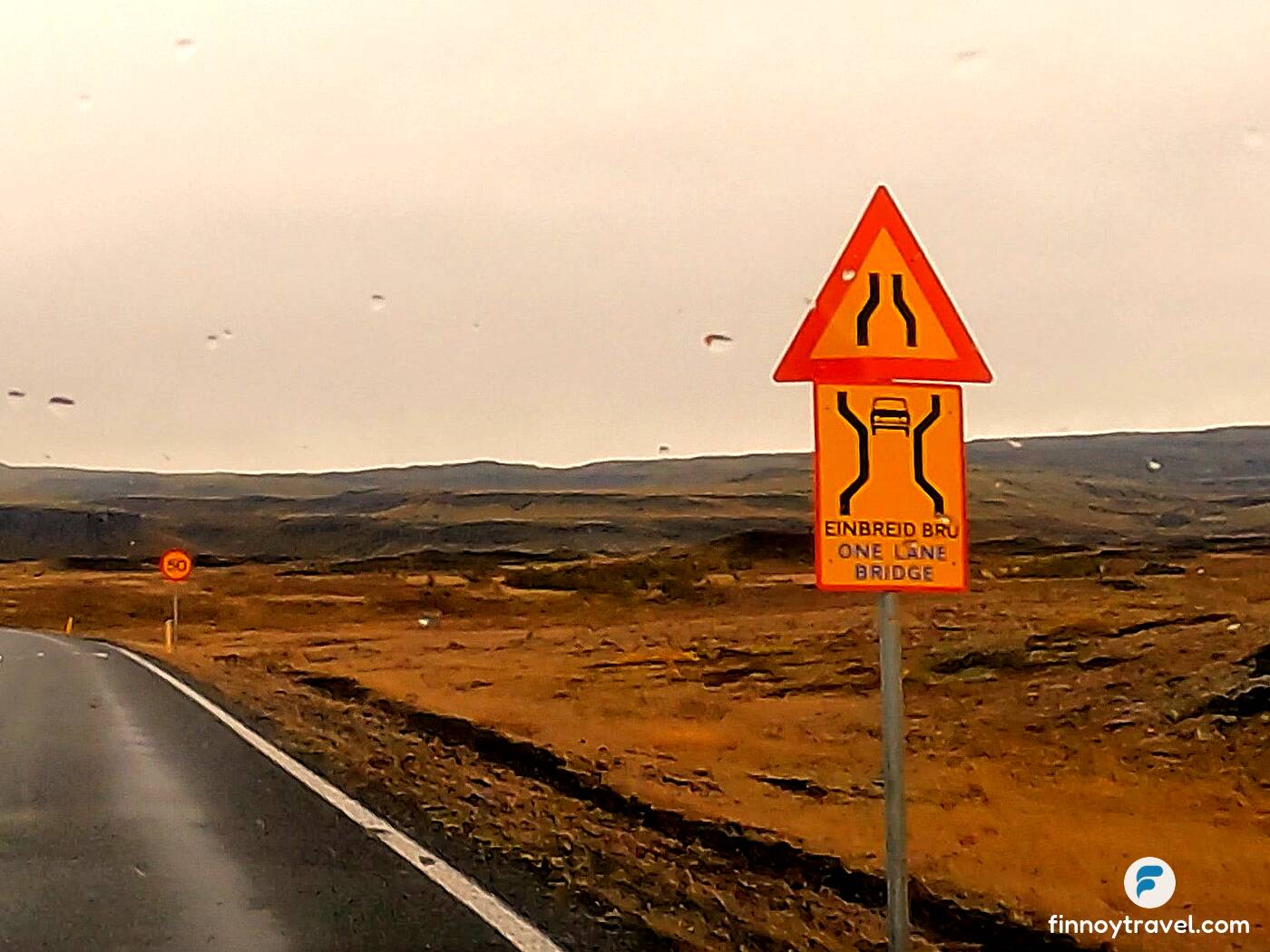 Isang senyas-trapiko para sa tulay na may isang linya sa Iceland