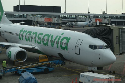 阿姆斯特丹机场登机口的 Transavia B737-800 客机