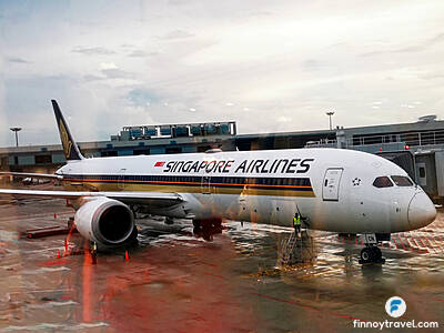 新加坡航空的一架波音B787-1000在樟宜国际机场准备起飞。