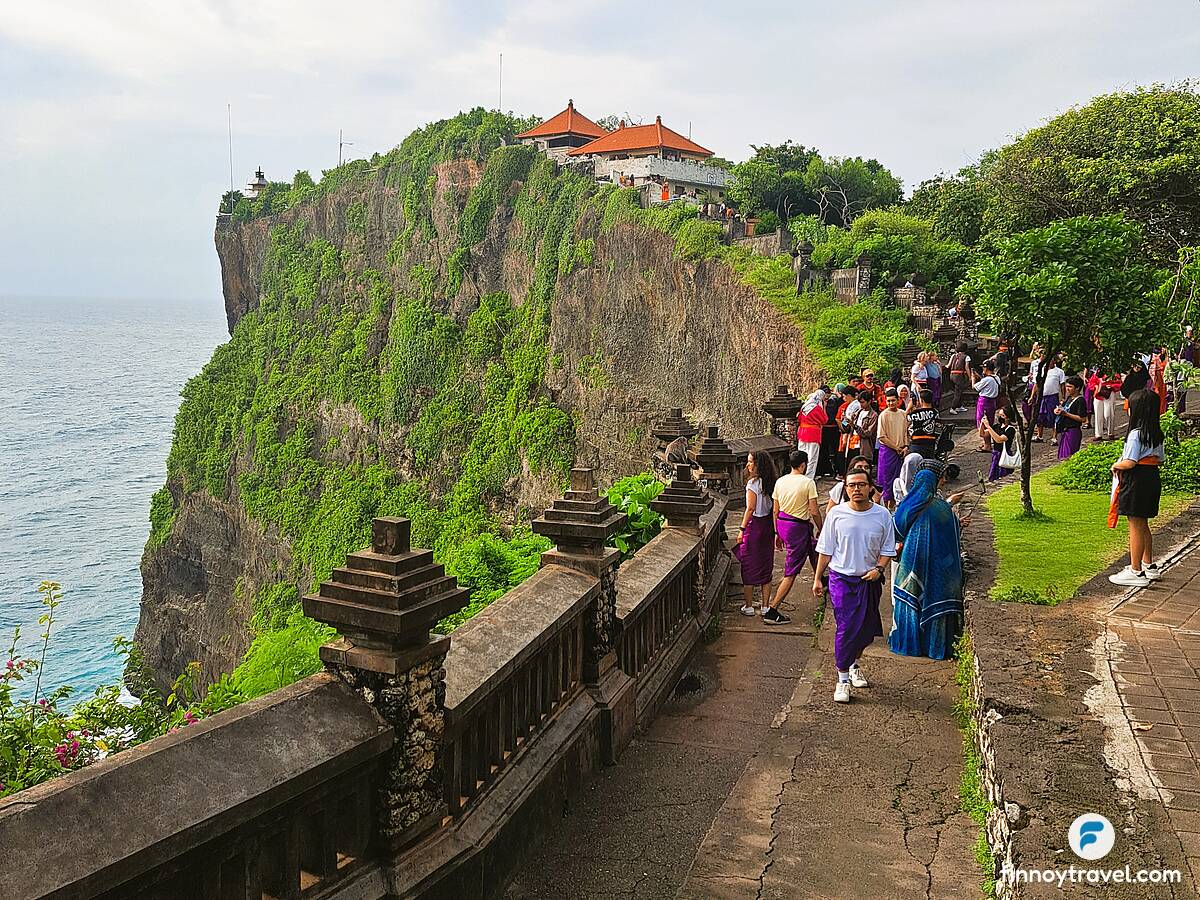 巴厘岛乌鲁瓦图寺的游客