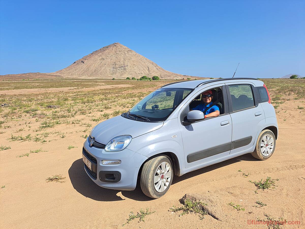 一辆菲亚特Panda停在佛得角萨尔岛的 Monte Leste 山前