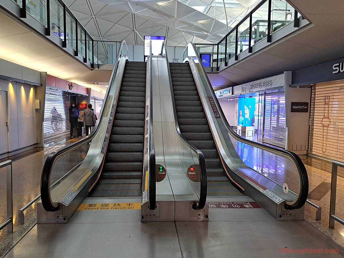 通往 Chase Sapphire Lounge 的扶梯