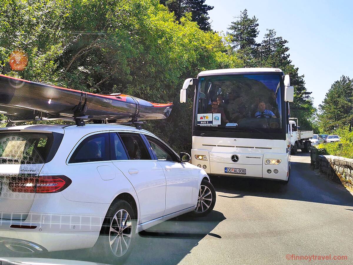 黑山科托尔盘山公路上的交通拥堵