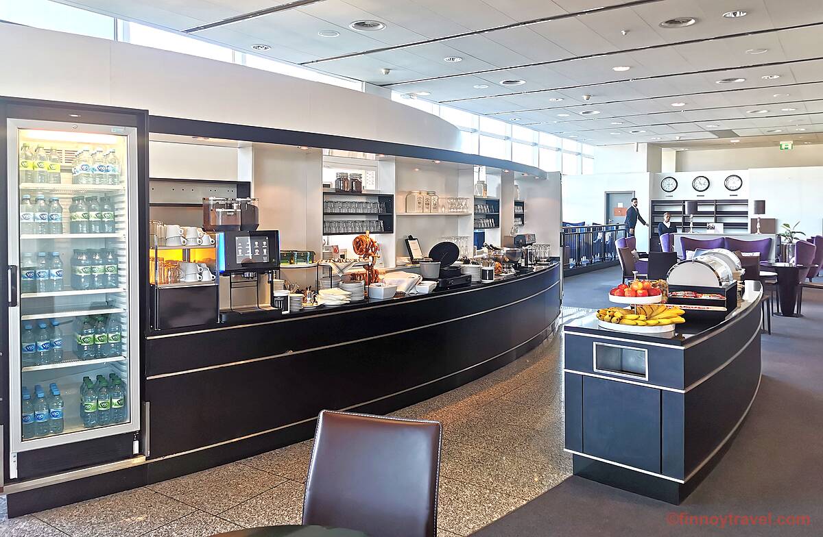 法兰克福机场 Plaza Premium Lounge 的餐饮自助台。