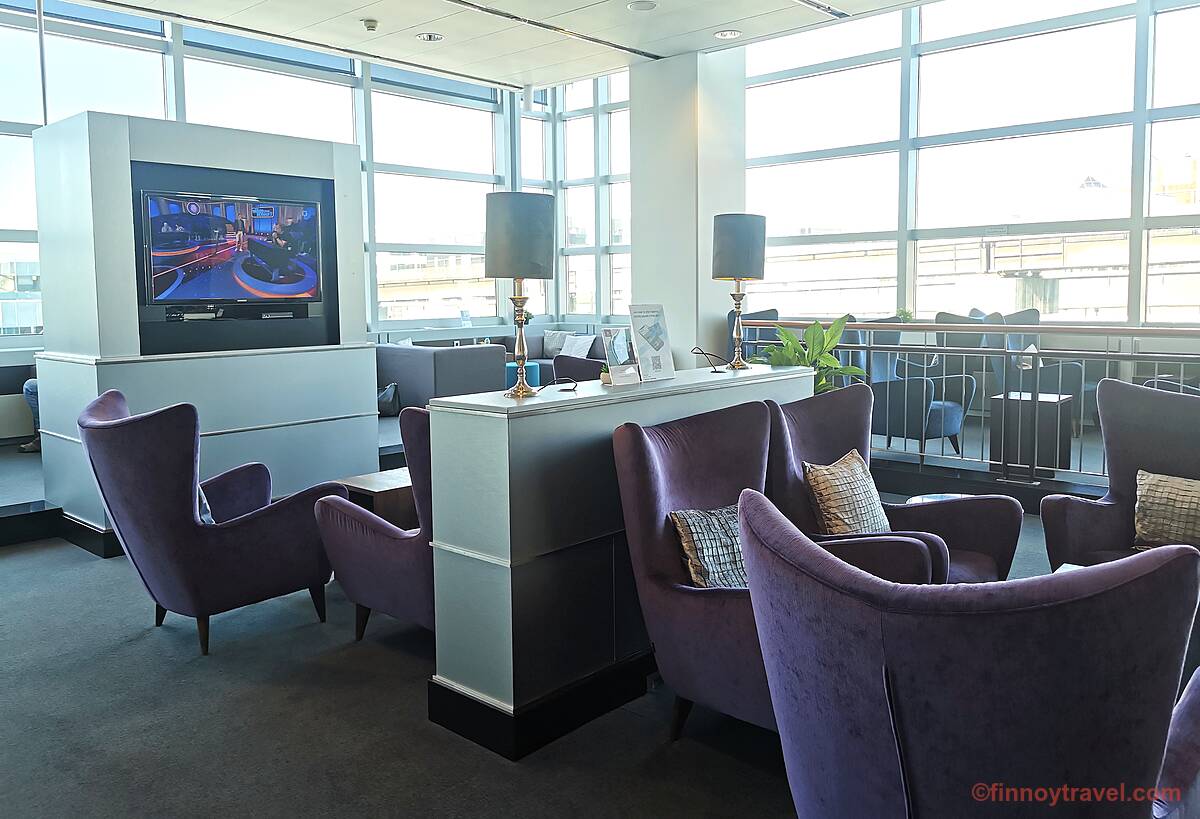 法兰克福机场 Plaza Premium Lounge 的座椅与电视屏幕。