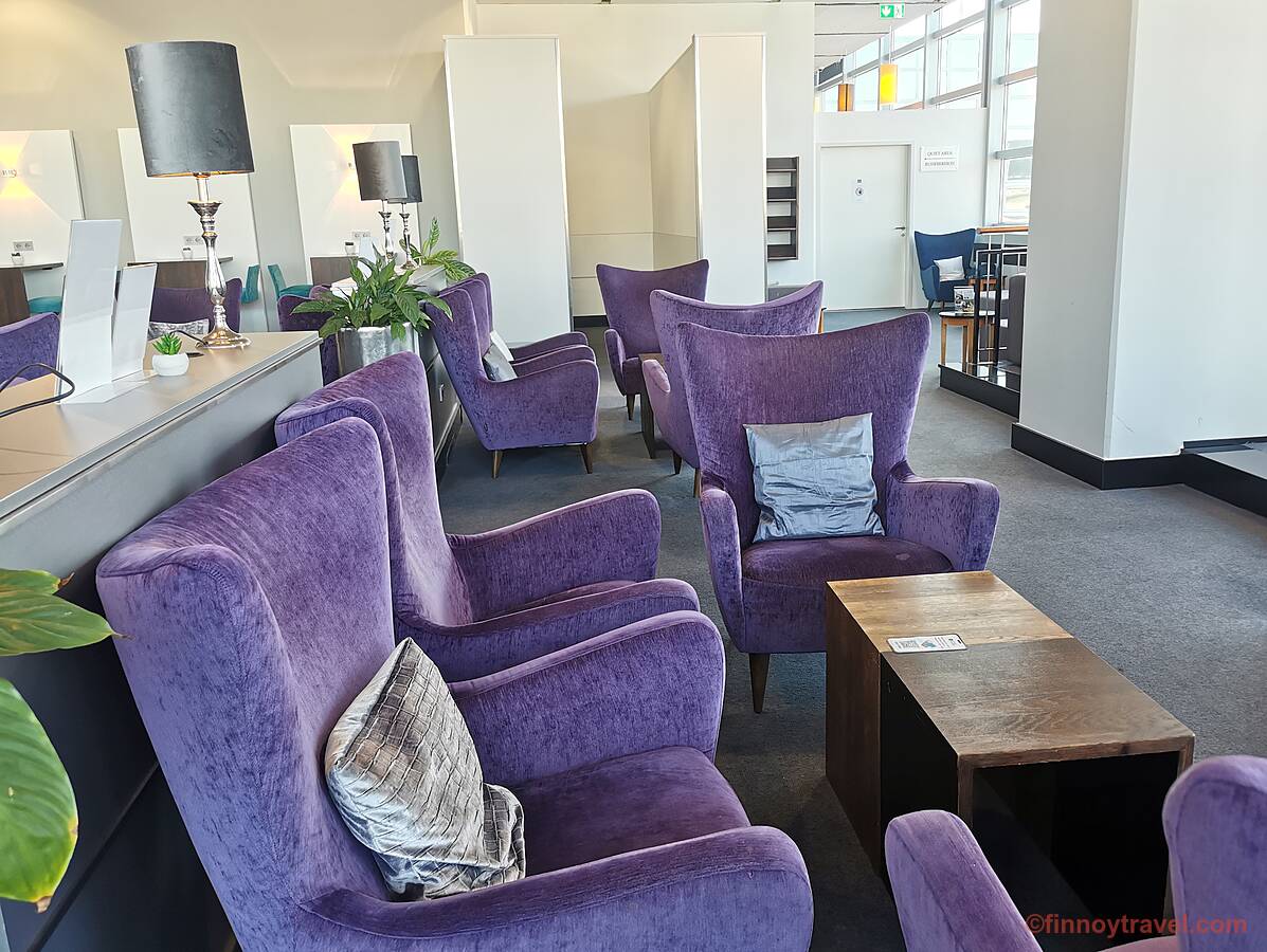 Plaza Premium Lounge 的舒适紫色座椅。