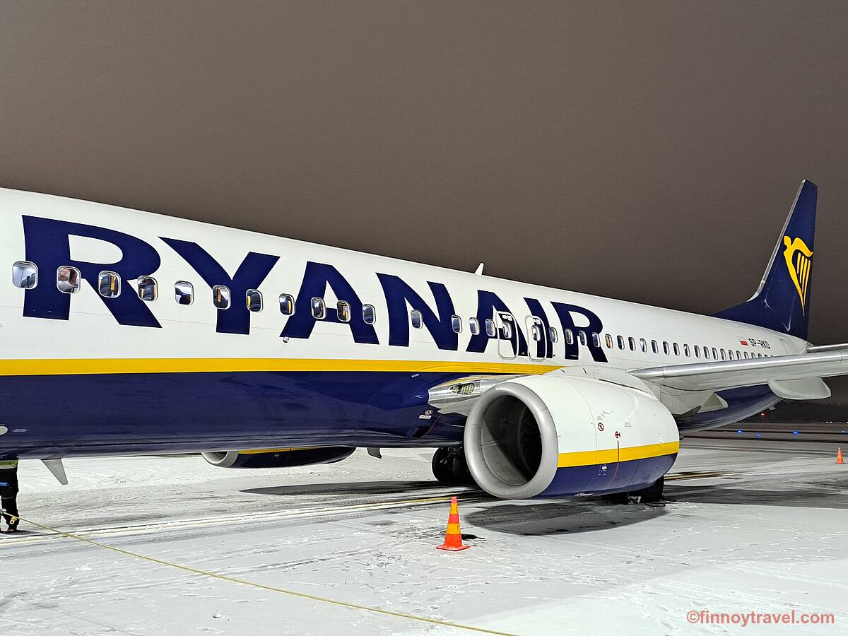 冬季的赫尔辛基机场里的瑞安航空 B737