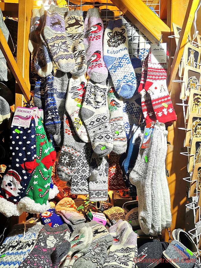 塔林圣诞集市上售卖本地手工艺品的摊位