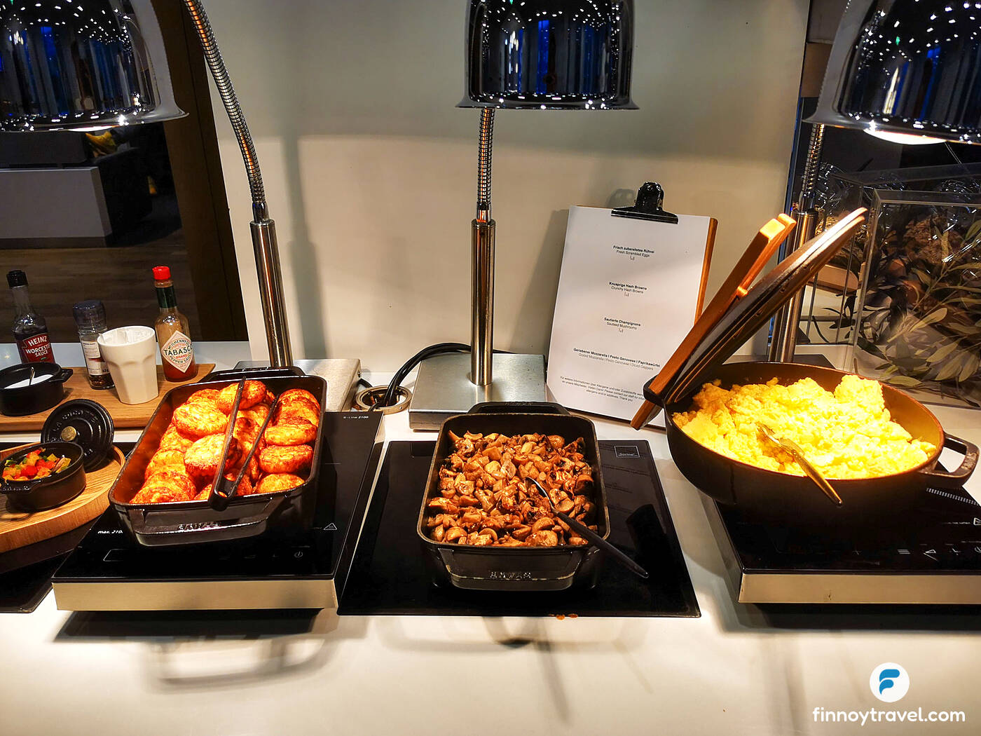 慕尼黑机场K11登机口汉莎航空商务休息室的自助餐台