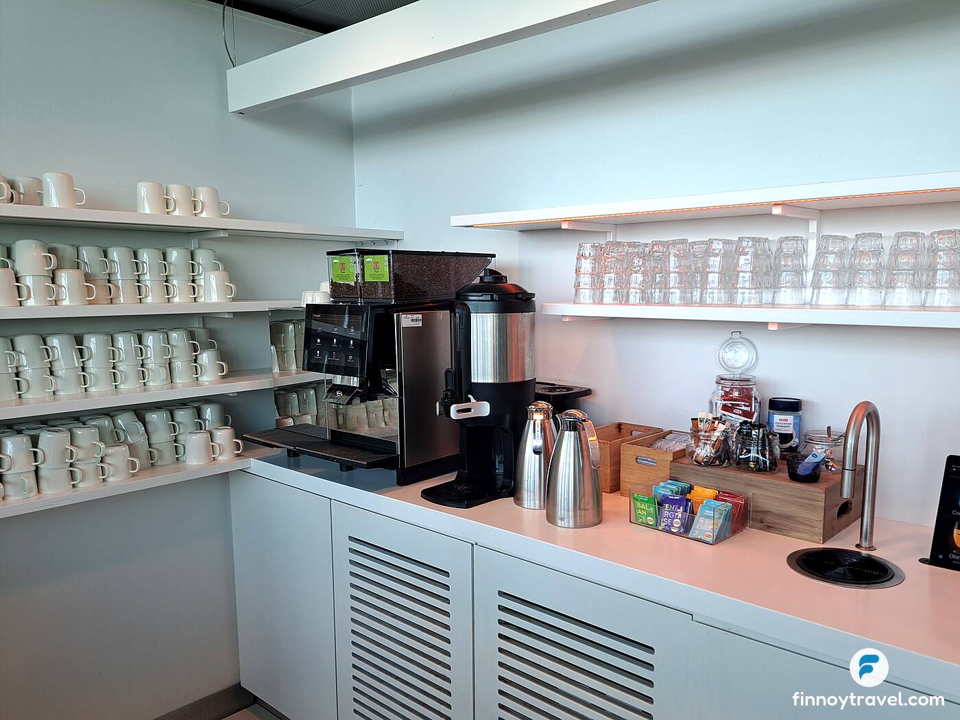 在赫尔辛基机场的芬兰航空休息室，用 Iittala 杯具享用咖啡与茶