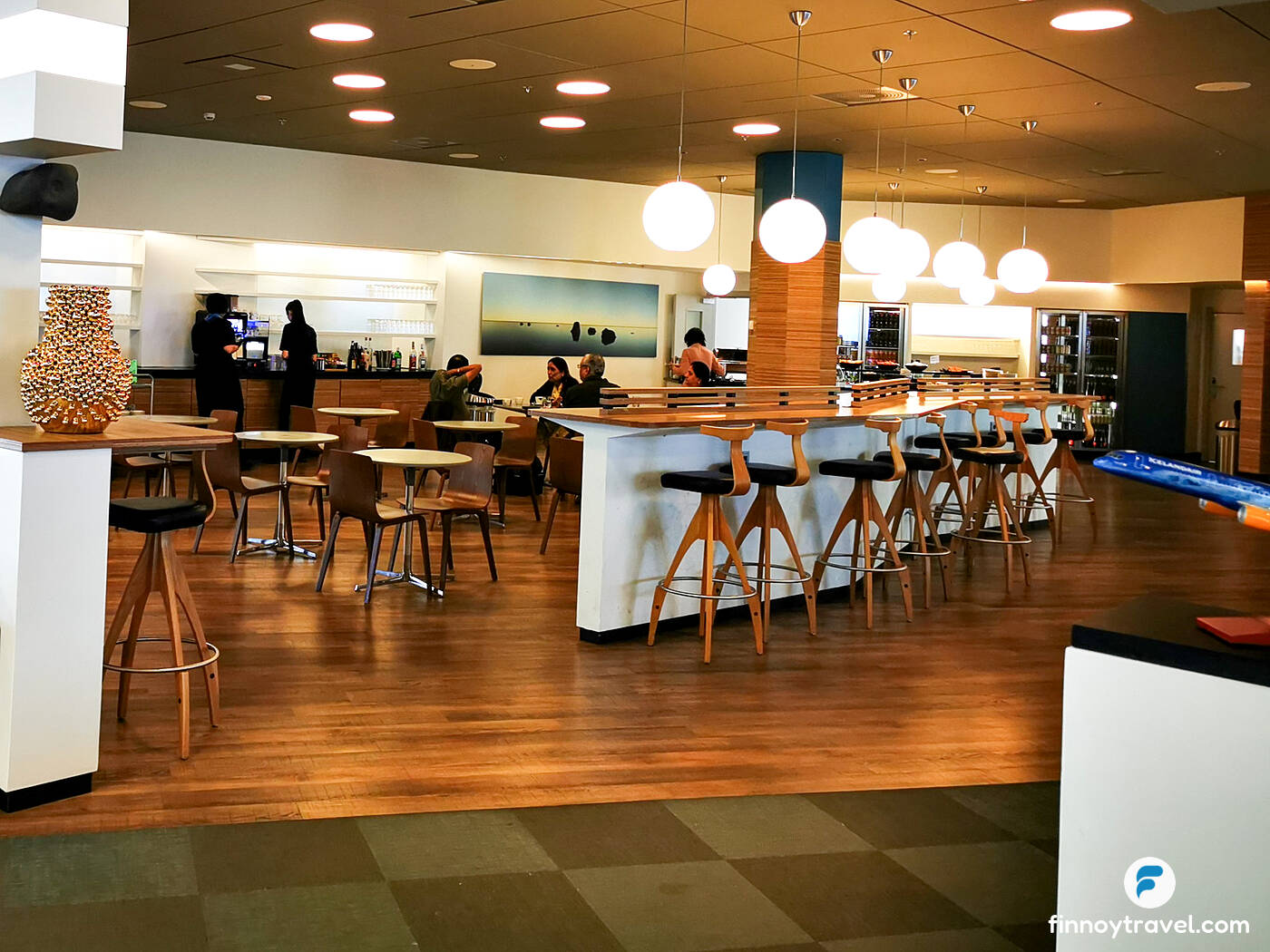 Saga 休息室自助餐台旁的用餐桌位