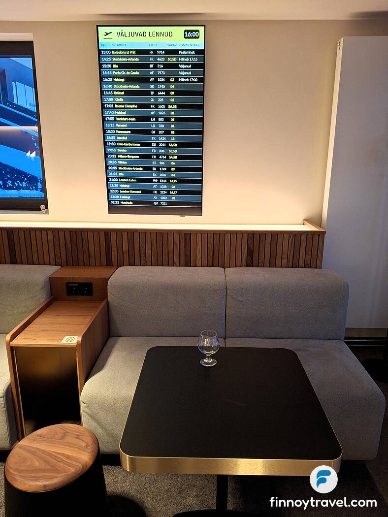 航班信息屏与躺椅