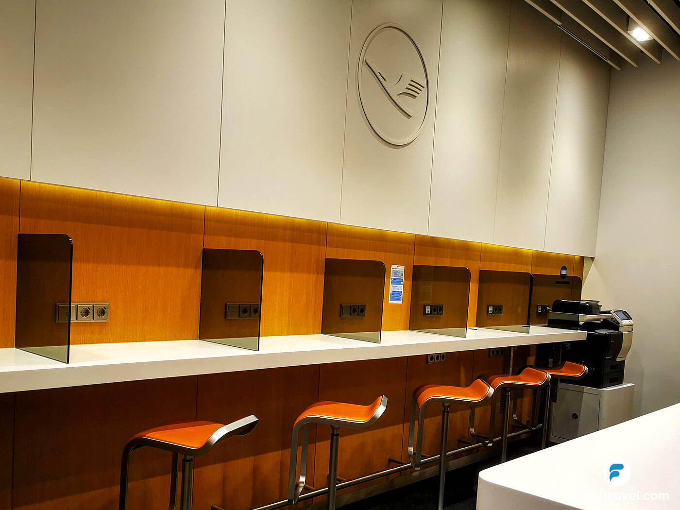 慕尼黑机场K11登机口汉莎航空商务休息室的高脚椅