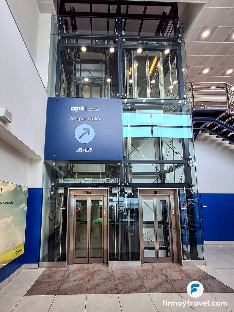 通往二层的电梯