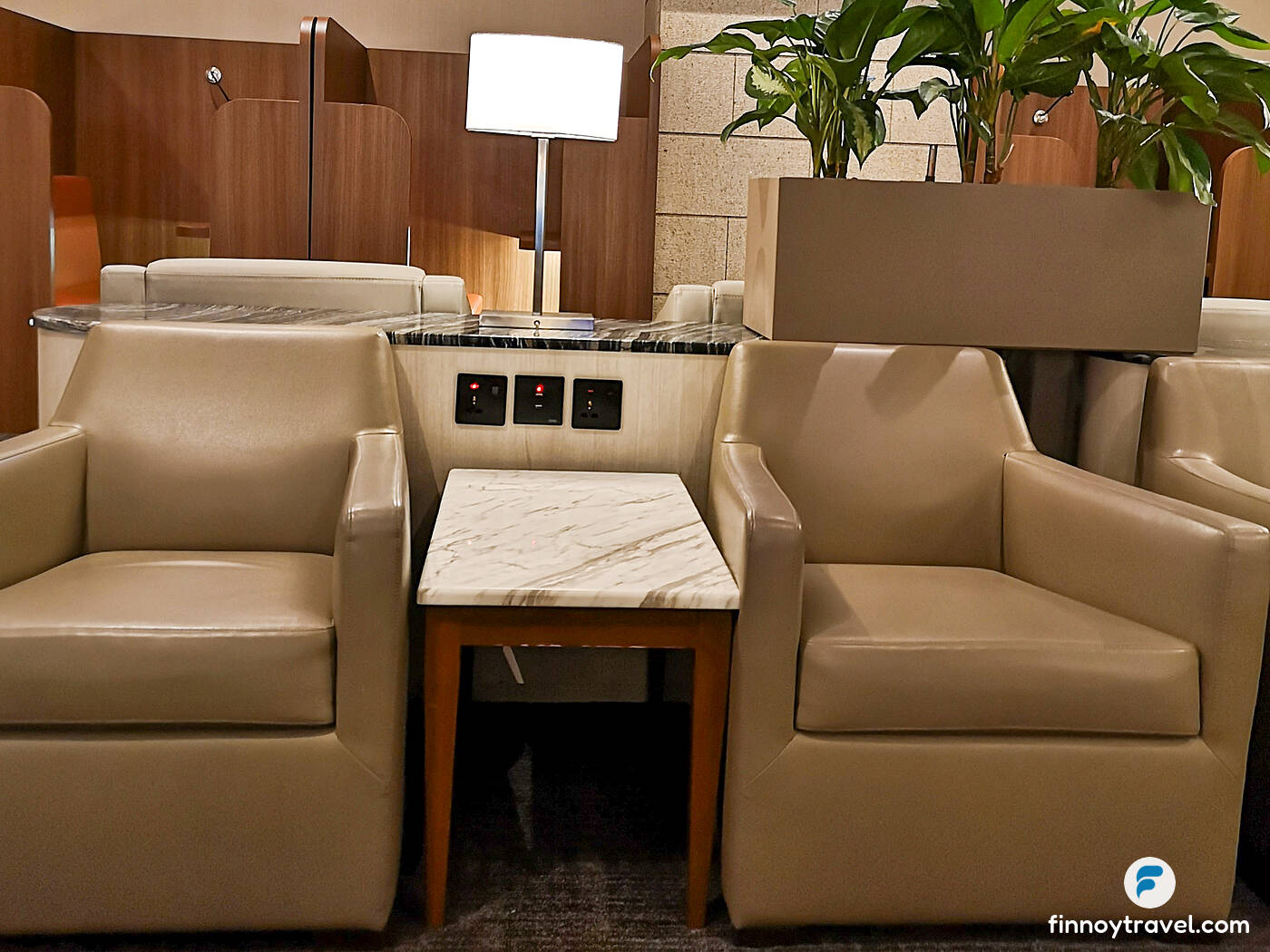 SATS Premier Lounge 的座椅与充电接口